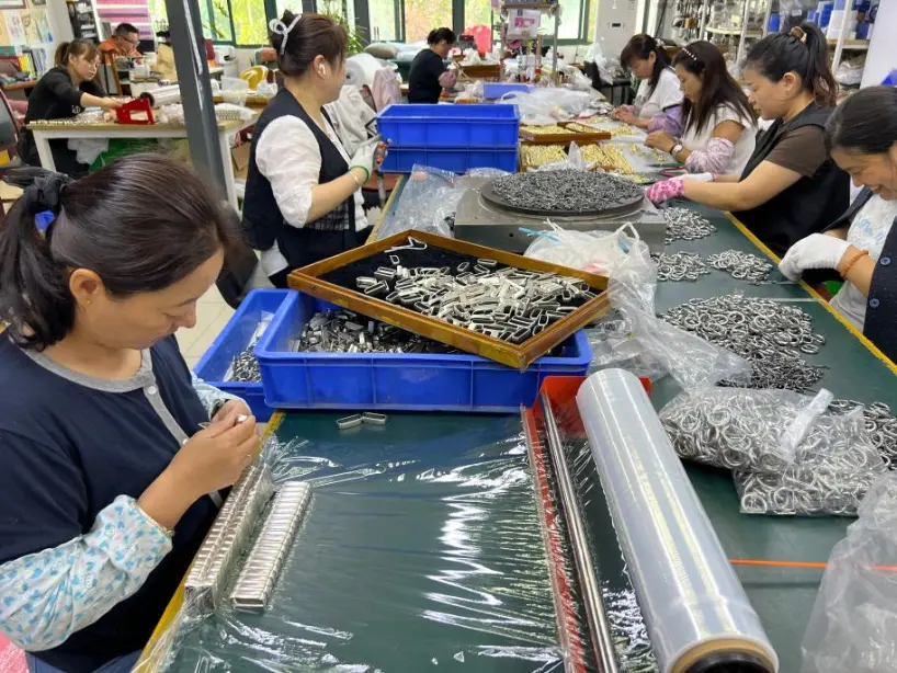 Kunyu Jewelry conclui remessa de 12.000 conjuntos personalizados de correntes e pulseiras cubanas para a América do Norte Kunyu Jewelry conclui remessa de 12.000 conjuntos personalizados de correntes e pulseiras cubanas para a América do Norte