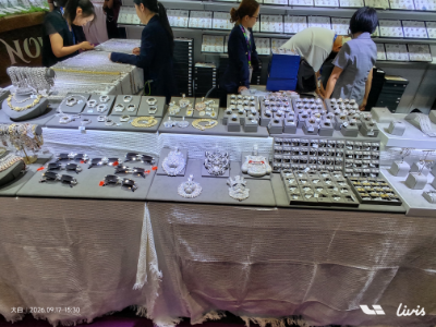 Equipe de design de joias da Kunyu visita a feira de joias de moda SEASONS em Hong Kong Equipe de design de joias da Kunyu visita a feira de joias de moda SEASONS em Hong Kong