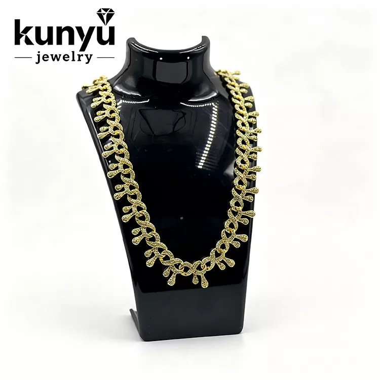 Colar cubano com aspecto de diamante