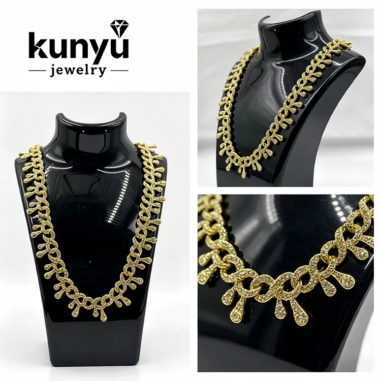 Colar cubano com aspecto de diamante