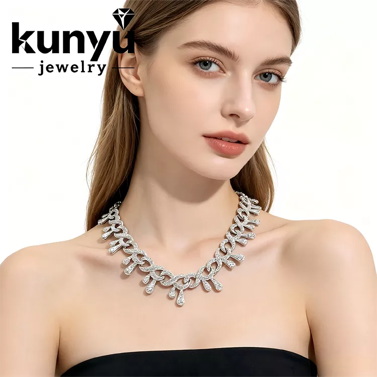 Colar cubano com aspecto de diamante