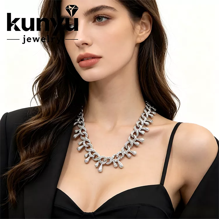 Colar cubano com aspecto de diamante
